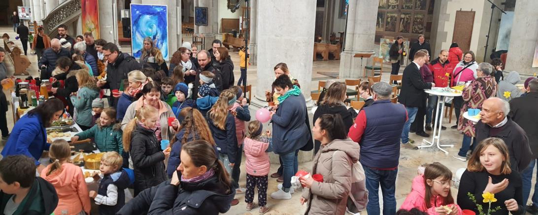 Anschließender Imbiss bei der letzten Kirche Kunterbunt an Ostern mit den großen und kleinen Gottesdienstbesuchern.