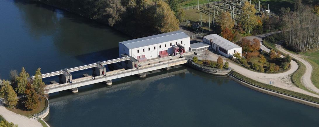 Das Kraftwerk Feldheim erzeugt im Verbund mit den vier Lechkraftwerken Ellgau, Oberpeiching und Rain jährlich 220 Millionen Kilowattstunden Strom aus erneuerbarer Energie für mehr als 80.000 Haushalte