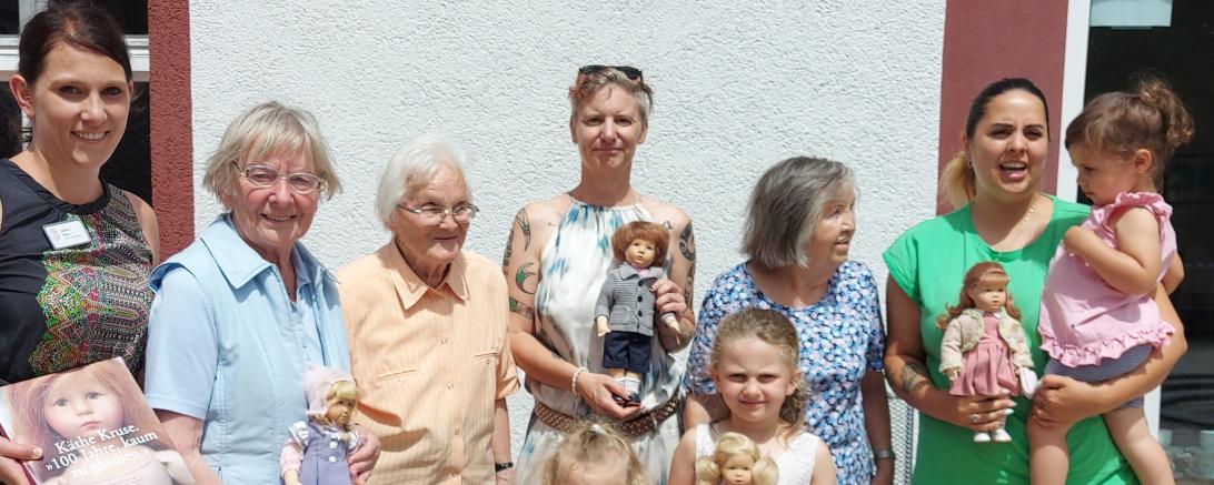 v.l.n.r: Fr. Sabrina Ferber (Einrichtungsleitung), Fr. Annelore Friedewold, Fr. Thekla Reinhold, Fr. Gerber-Hügele, Katharina, Florentina, Fr. Christel Barth mit Ihrer Enkelin Sonja Schauer und Urenkelin Sophie. 
