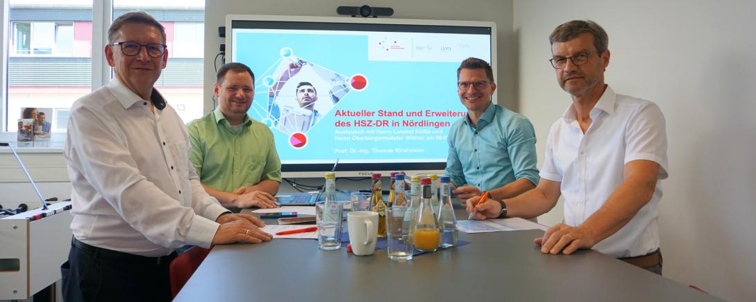 Landrat Stefan Rößle (vorne links), Oberbürgermeister David Wittner (hinten rechts),  Prof. Dr. Thomas Kirchmeier (hinten links) und Josef Wolf (vorne rechts)