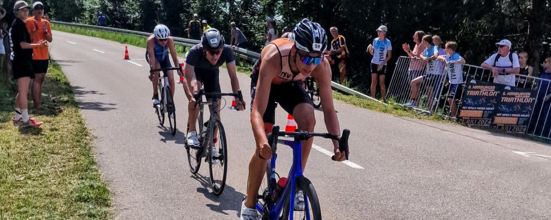 Hier sieht man Simon Naschwitz beim Triathlon in Harburg.