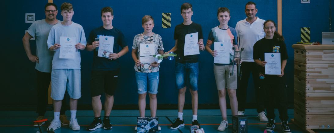 Von links: André Wahl (Physiklehrkraft), Jan Dollinger, Benedikt Feurer, Jonas Haschner, Benedikt Wenninger, Jonas Gabel, Christian Sattich (Schulleiter), Dilyla Karacay