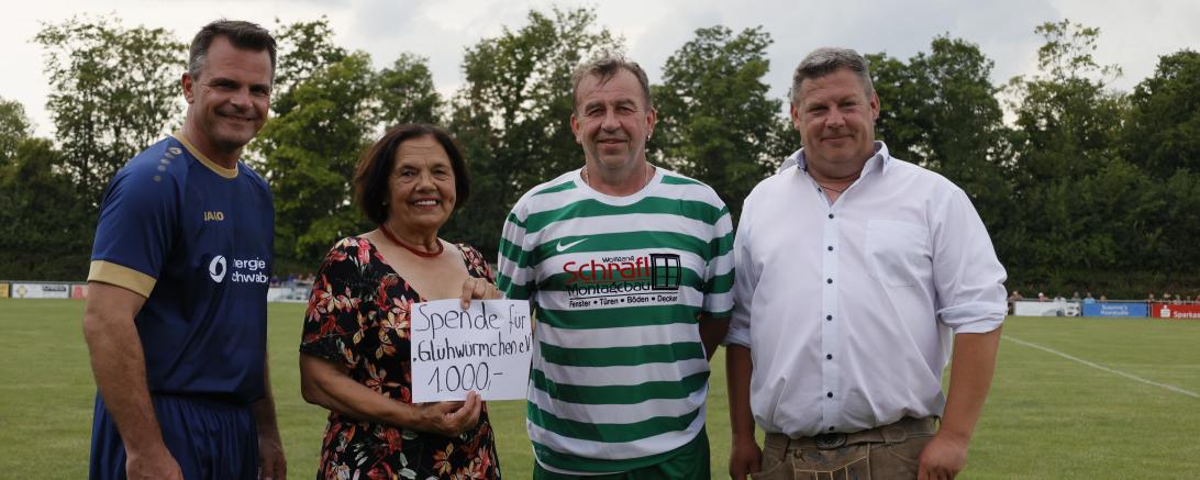 Hier sieht man die Spendenübergabe des BC Huisheim.