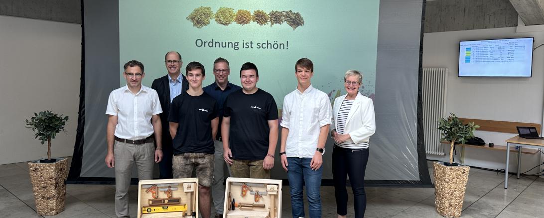 Mitwirkende des BGJ-Projekts und Preisträger (vorne von links): Christian Böck (Projektleiter), Erwin Gufler (Innungsobermeister), Jonah Angerer, Schwörsheim (1. Preis), Johannes Bronnhuber (Stellv. Schulleiter), Paul John, Fremdingen (1. Preis), Pit Seltzer, Fünfstetten (3. Preis) Stefanie Saam (Volksbanken Raiffeisenbanken im Landkreis Donau-Ries).