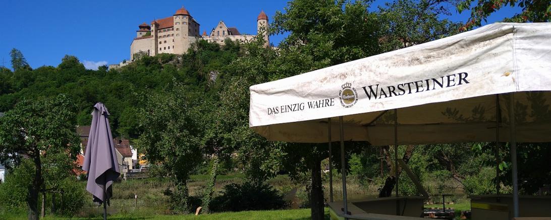 Wunderbarer Ausblick auf die Harburg bietet der neue Biergarten BUBS an der Wörnitz