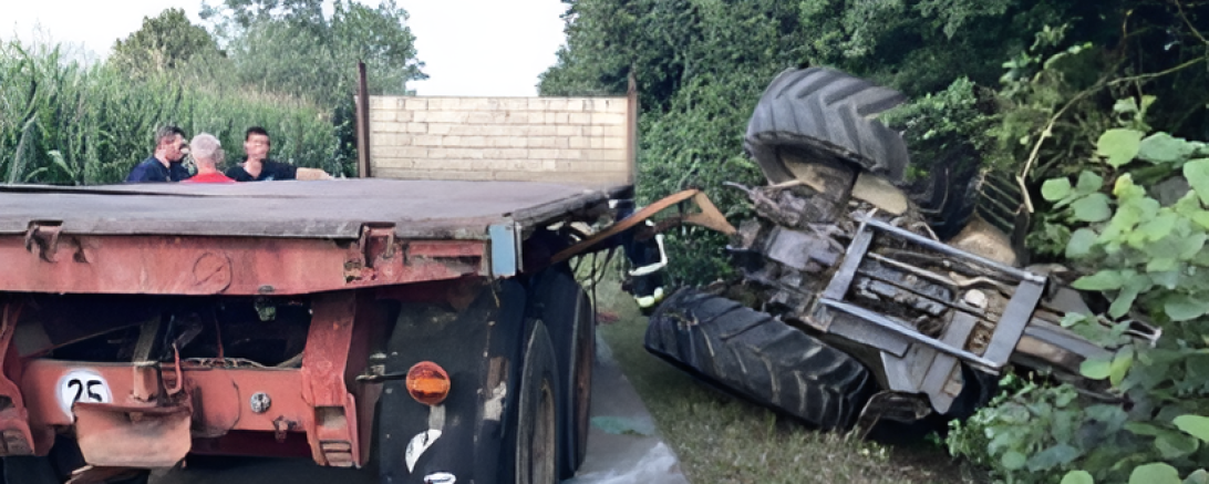 Umgekippter Traktor am Radweg entlang der Kreisstraße zwischen Marktoffingen und Maihingen.