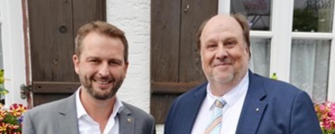 Auf dem Bild zu sehen (von links): Past-Präsident Andreas Eder und der amtierende neue Präsident Thomas Stowasser.