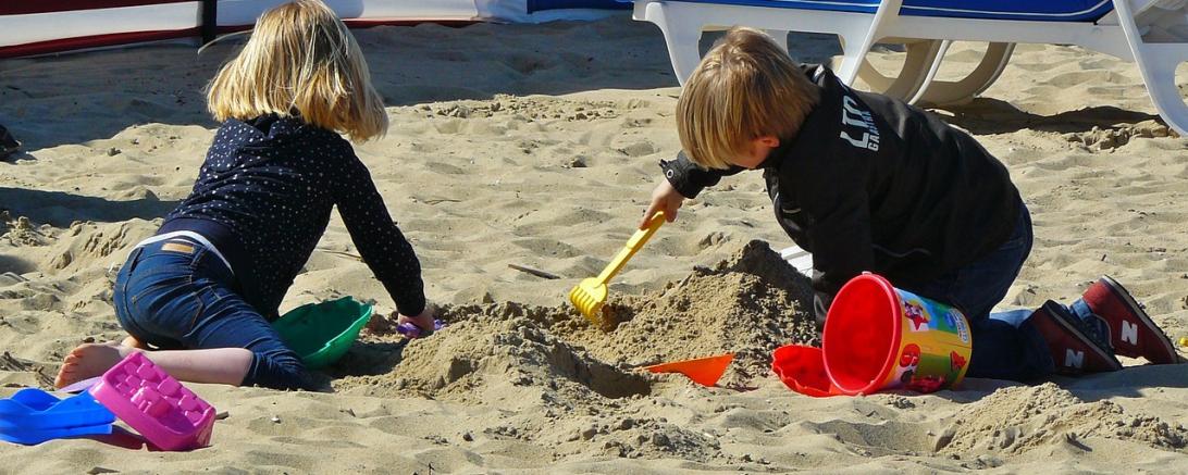 Hier sieht man spielende Kinder.