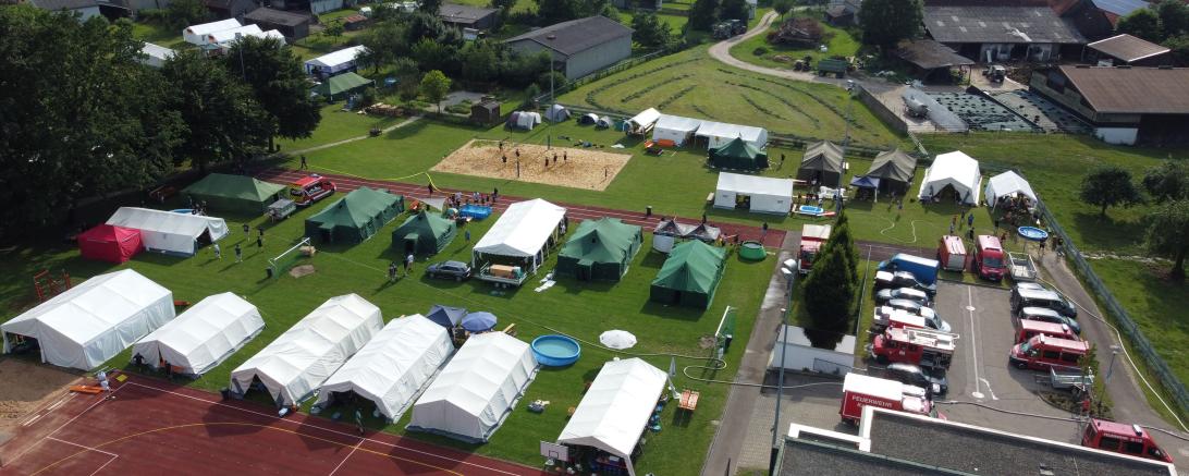 In einer kleinen Zeltstadt verbrachten die fast 400 Teilnehmer des 31. Jugendfeuerwehr Zeltlagers im Landkreis Donau-Ries ein Wochenende in Mertingen.