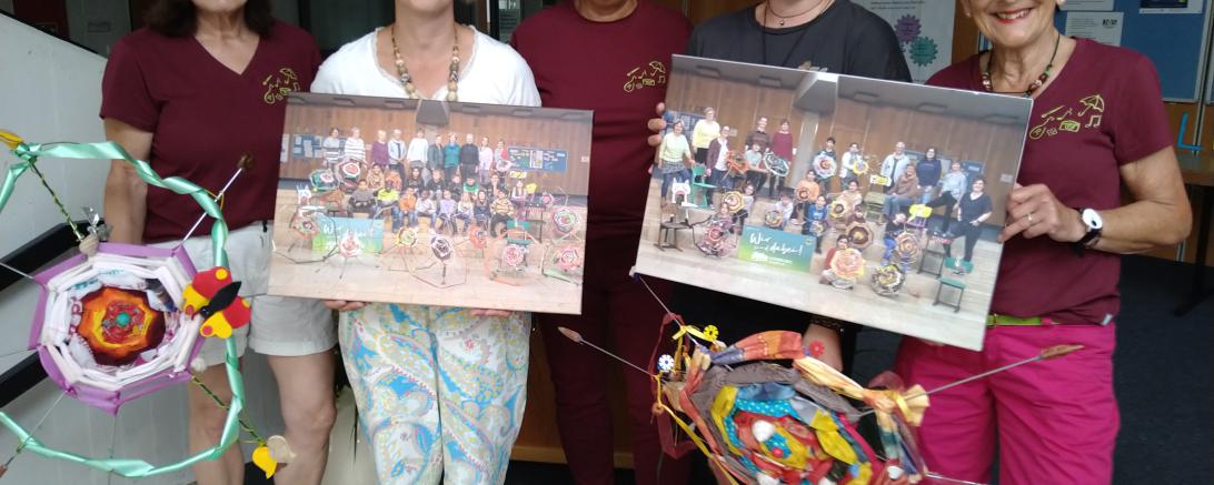 An zwei Nachmittagen hatten Schüler/innen der Harburger Schule Feenschirme für den Kunsthof gebastelt. Die Gruppenbilder wurden jetzt als Dank an die Schule übergeben.