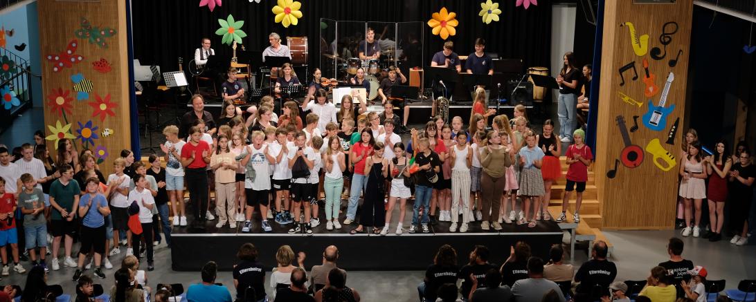 Bei sommerlichen Temperaturen fand an der Anton-Jaumann-Realschule in Wemding ein großes Schulkonzert statt.