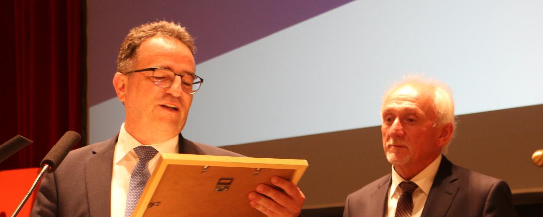 Prof. Markus Glück (links) überreichte Gerhard Hubel zum Abschied die Ernennungsurkunde zum Ehrenmitglied