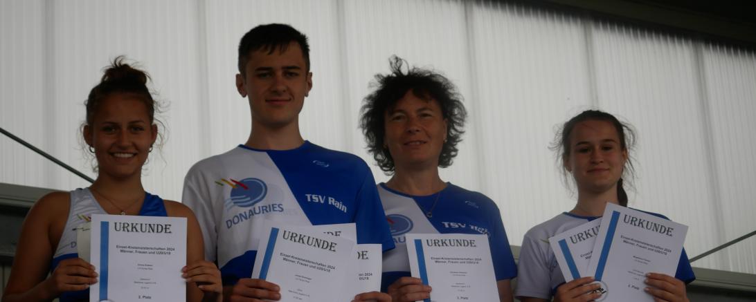 Das Bild zeigt von links: Emma Kraemer, Jonas Schoeniger, Karola Wollner und Magdalena Fischer