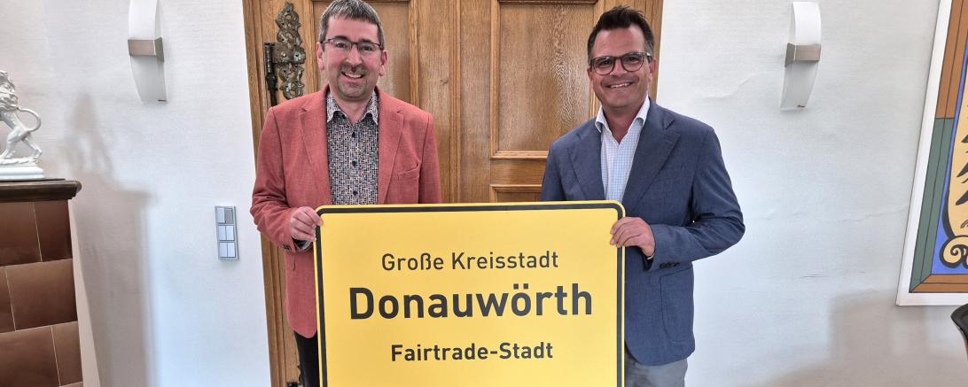 Auf dem Foto zu sehen sind Klaus Probst, Vorsitzender des Vereins „Solidarität für eine Welt e.V.“, und Oberbürgermeister Jürgen Sorré. 