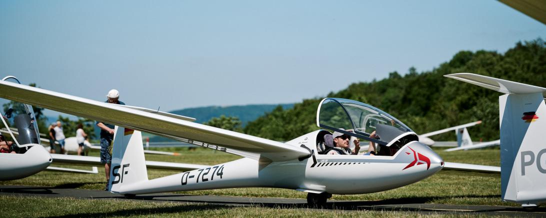 Stefan Langer bereitet sich am Startplatz auf seinen Wettbewerbsflug vor. 