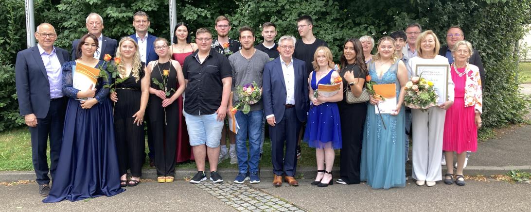 Die Absolventinnen und Absolventen des Bäcker- und Friseurhandwerks freuten sich zusammen mit den Ehrengästen über die bestandene Prüfung.