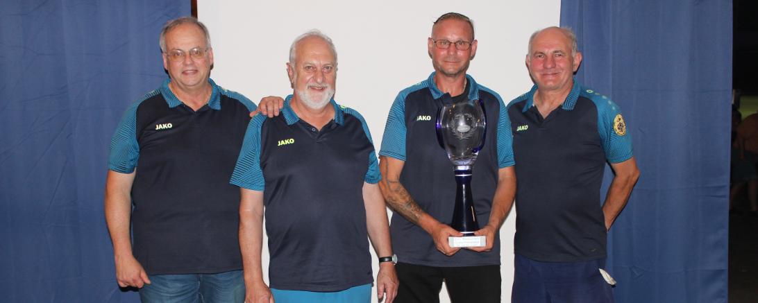 v.l.n.r.: Gerald Zajitschek, Wolfgang Rösch, Stefan Karg mit Wanderpokal und Achim Schreiber.