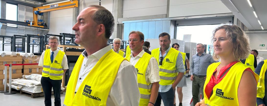 Parteiübergreifend machte er sich gemeinsam mit anderen Politiker*innen ein Bild vor Ort.  Im Vordergrund Wirtschaftsminister Hubert Aiwanger, dahinter MdL Wolfgang Fackler und rechts daneben MdL Marina Jakob. 