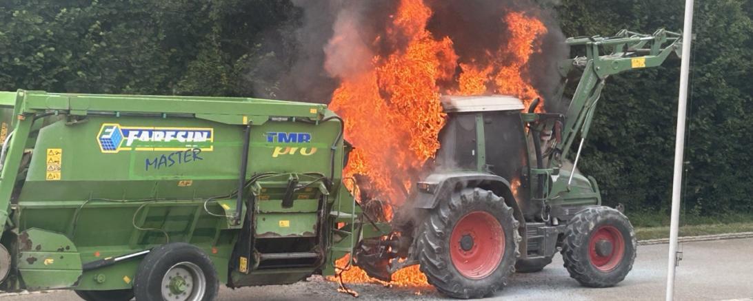Das Bild zeigt den brennenden Traktor. 