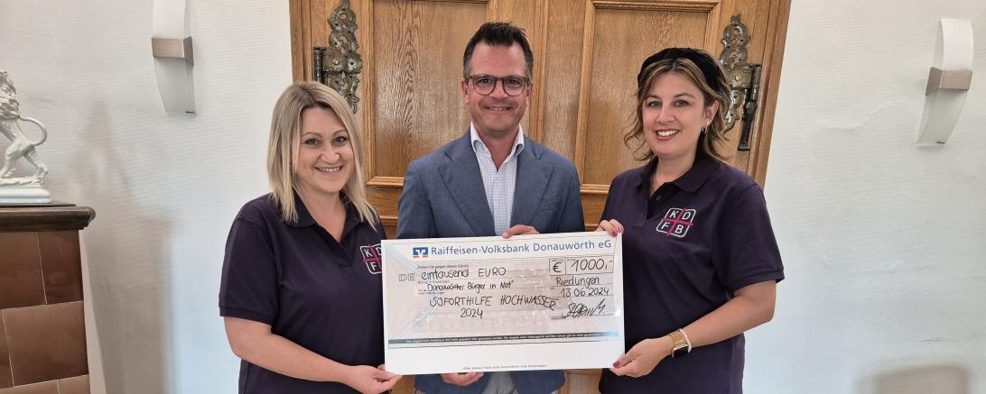 Das Bild zeigt Manuela Schweihofer (links) und Marina Stefan (rechts) vom Frauenbund Riedlingen gemeinsam mit Oberbürgermeister Jürgen Sorré.