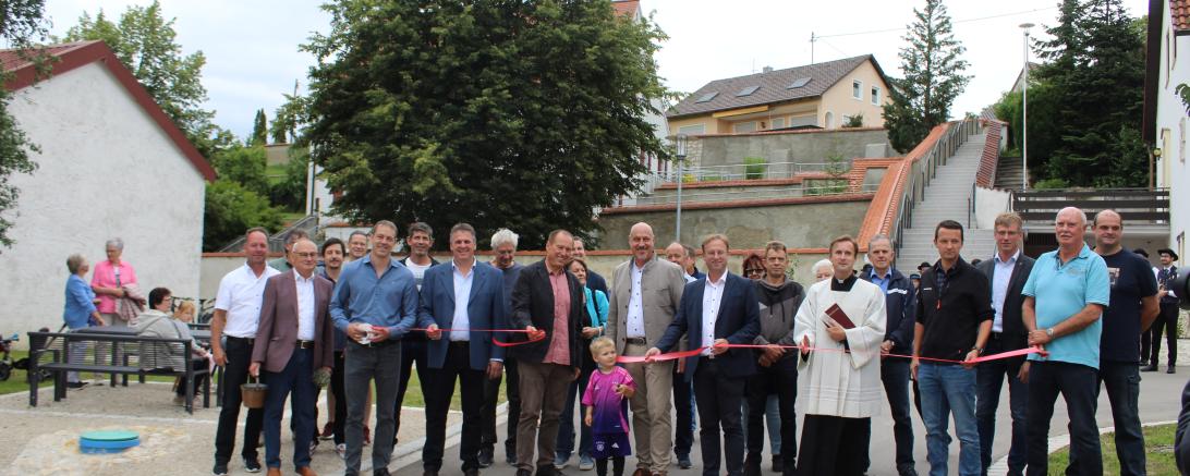 Bei der Eröffnung der neuen Staße samt Treppenanlage und Kneippecken am "Wehd" in Huisheim. 