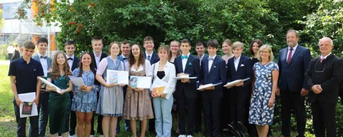 Das Bild zeigt die Einser-Absolventen mit der Schulleitung.