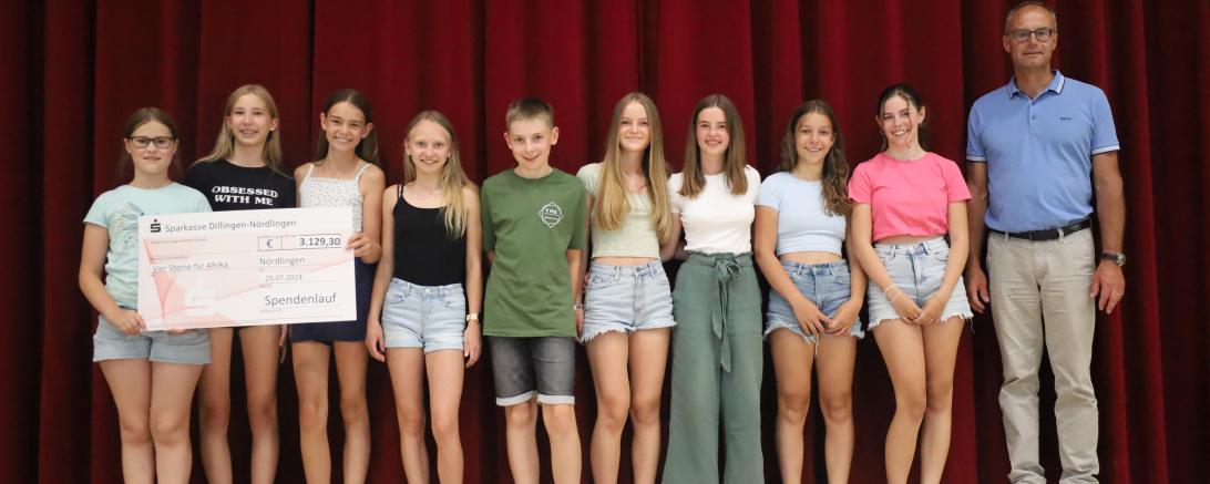 Beim Schulfest wurden Martin Stumpf die beim Spendenlauf von den Schülerinnen und Schülern erlaufenen Spenden überreicht.