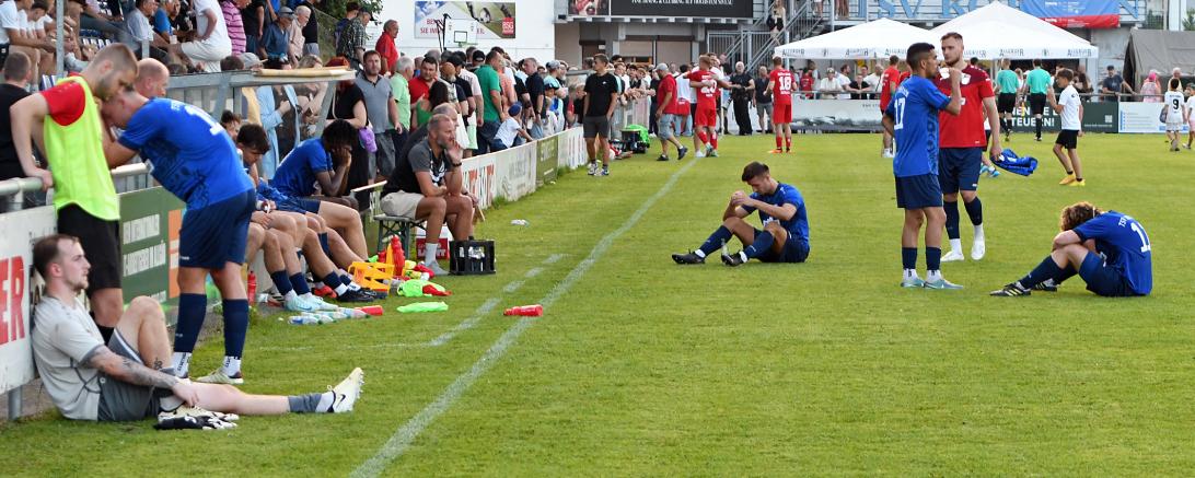 Hier sieht man die Spieler des TSV Rain nach der Niederlagen in Kottern.