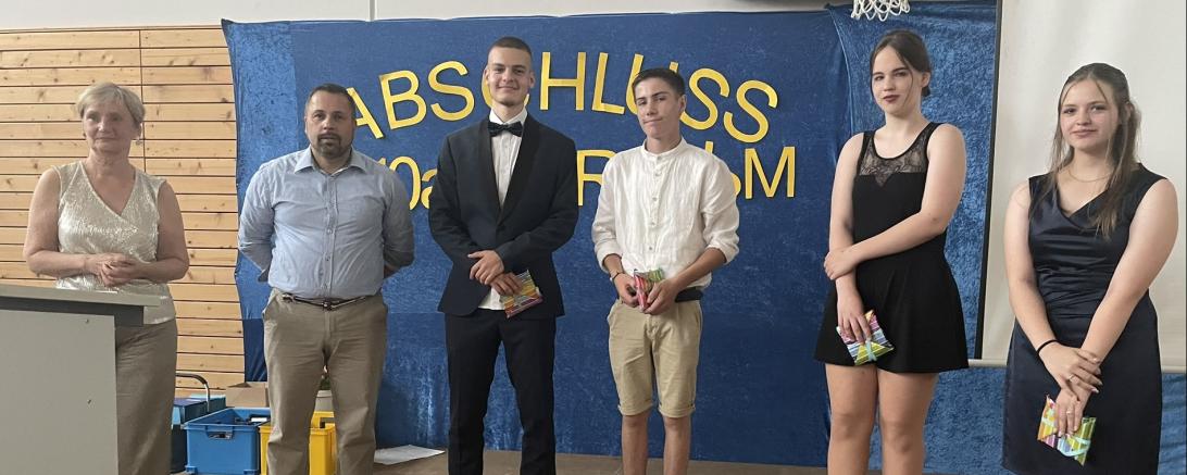 Rektorin Margit Stimpfle, Elternbeiratsvorsitzender Matthias Braun, Schulbester Filip Cesarec, Klassenbester der 10bM Leonard Maier, Klassenbeste der 9R Stella-Leonie Herrle und Laura Scuzzarella.
