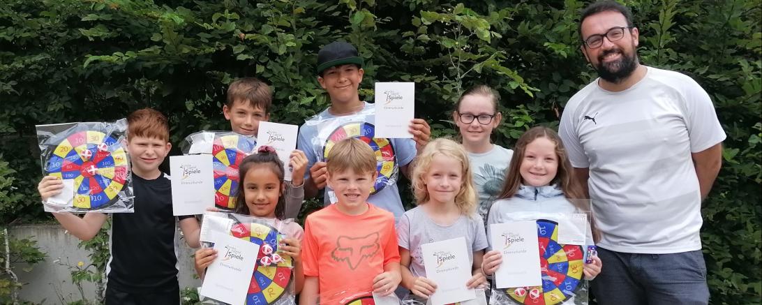 Das Bild zeigt die erfolgreichen Schüler*innen