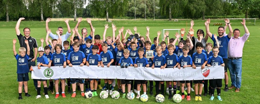 E-Jugend des FC Zirgesheim strahlt in neuen Trikots dank Wettbewerb „Leistung lohnt“ von LEW