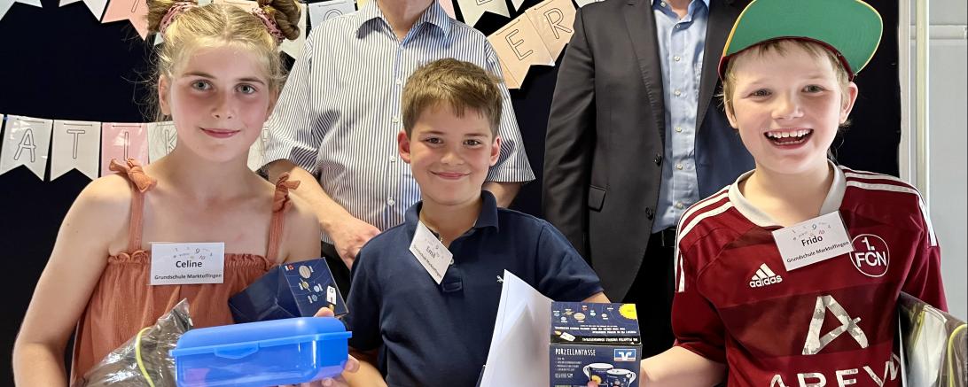 Mathe-Sieger im Landkreis! Celine Mayer, Emil Liebhard und Frido Meyer (vlnr) von der Grundschule Marktoffingen vertreten den Landkreis in Augsburg. Schulamtsdirektor Michael Stocker und VR-Bankvorstand Bernd Frisch gratulieren 