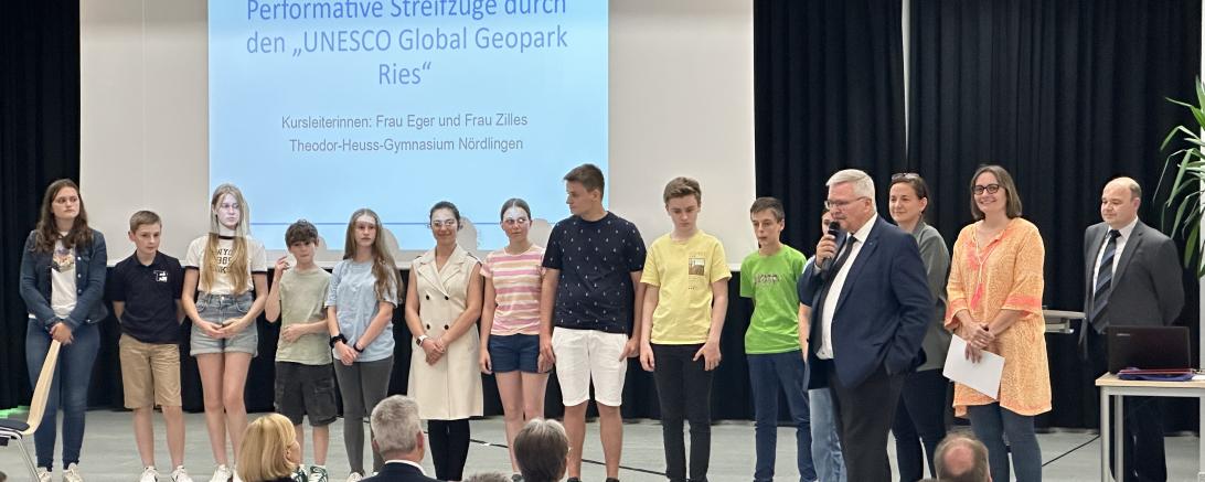 Den Teilnehmerinnen und Teilnehmer am THG-Begabungskurs "Performative Streifzüge durch den UNESCO Global Geopark Ries" wurden beim Begabungstag die Zertifikate vom Ministerialbeauftragten Dr. Henzler verliehen.