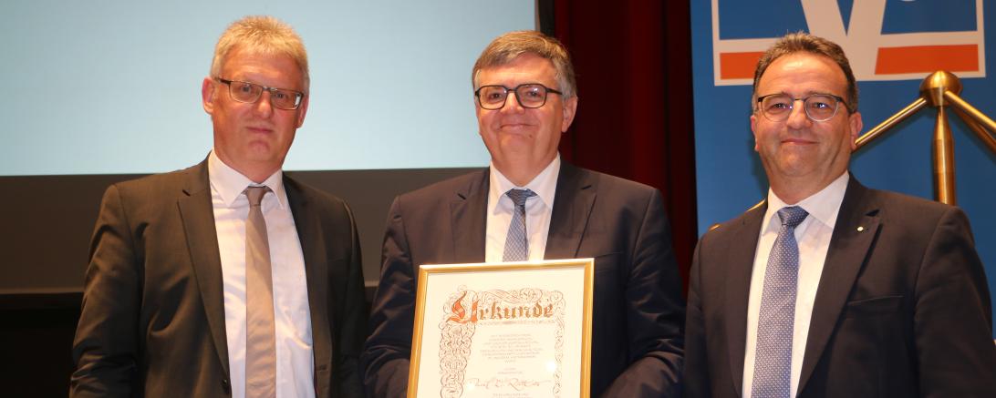 Der künftige Vorstandsvorsitzende Bernhard Ströbele (links) und Aufsichtsratsvorsitzender Prof. Markus Glück (rechts) gratulierten Paul Ritter zur Ernennung zum Ehrenvorstandsvorsitzenden. 