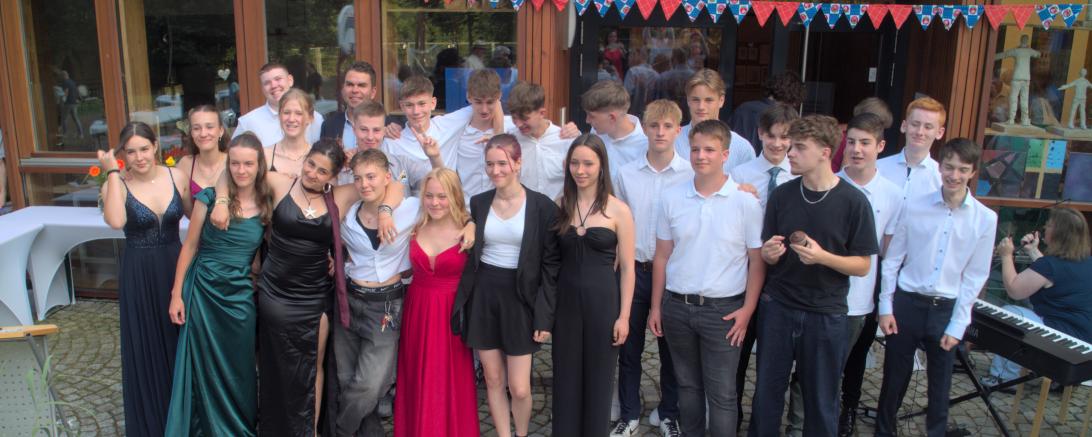 Die Schulabgänger*innen der 10. Klasse der Montessori-Schule Wertingen. 