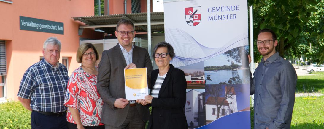 Jürgen Raab, 1. Bürgermeister in Münster (Mitte), und Gabriele Krybus, Konzessionsmanagement schwaben netz (2.v.r.), unterzeichneten den Konzessionsvertrag für den Markt Münster offiziell in der Verwaltungsgemeinschaft Rain am Lech. Mit im Bild (v.l.): Axel Haag, Energieberater schwaben netz, Susanne Rieser, Liegenschaften und Grundstücksverwaltung VG Rain, und Daniel Escher, Leiter Finanzverwaltung VG Rain.