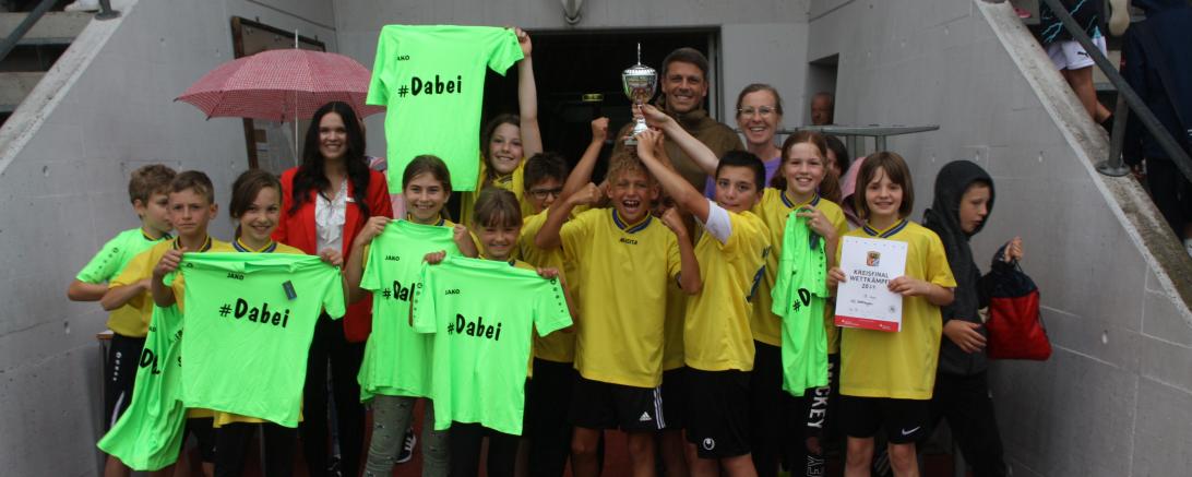 Die Grundschule Oettingen siegte im Supercup. Den Pokal und die Sieger-T-Shirts überreichten Alina Schmidt (hinten links) und die Fachberater Tobias Trüdinger (hinten Mitte) und Kathrin Schiele (hinten rechts). 