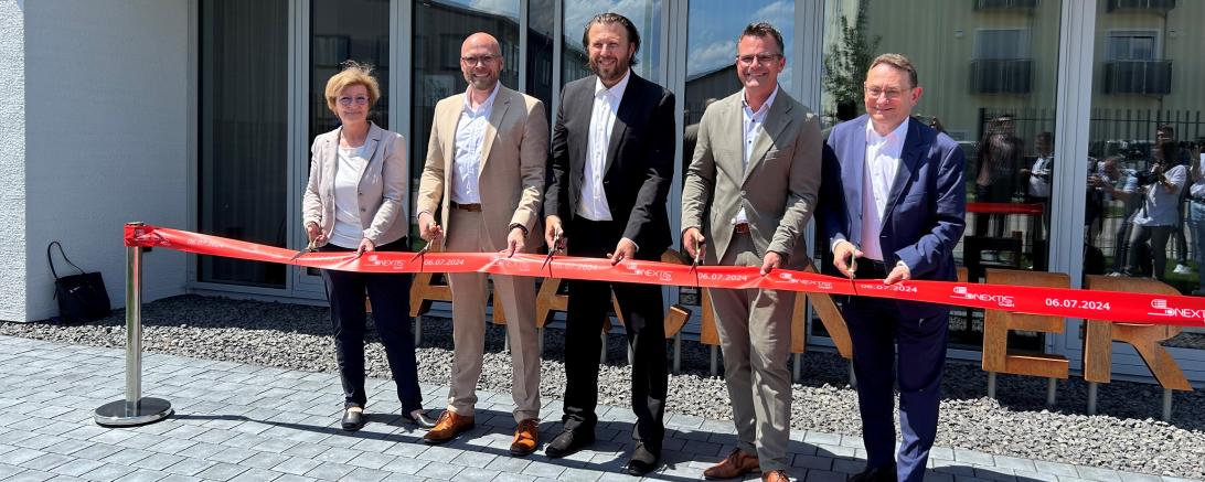 Bei der feierlichen Eröffnung am 06. Juli 2024 (von links nach rechts): Stellvertretende Landrätin Ursula Kneißl-Eder, Bayerischer Digitalminister Dr. Fabian Mehring, Geschäftsführer und Inhaber Sonextis GmbH Marko Molnar, Oberbürgermeister der Stadt Donauwörth Jürgen Sorré und MdB Ulrich Lange.