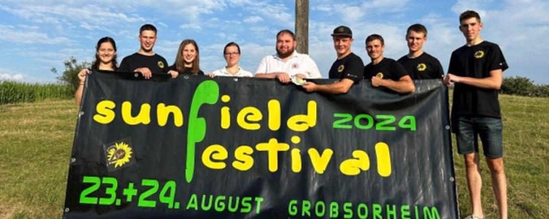 Auf dem Bild v.l.n.r.: Anne Meyer, David Rosenbauer, Linda Rosenbauer, Teresa Lill, Stephan Weidner, Max Frisch, Christoph Hänlein, Steffen Schabert, Lukas Baur.