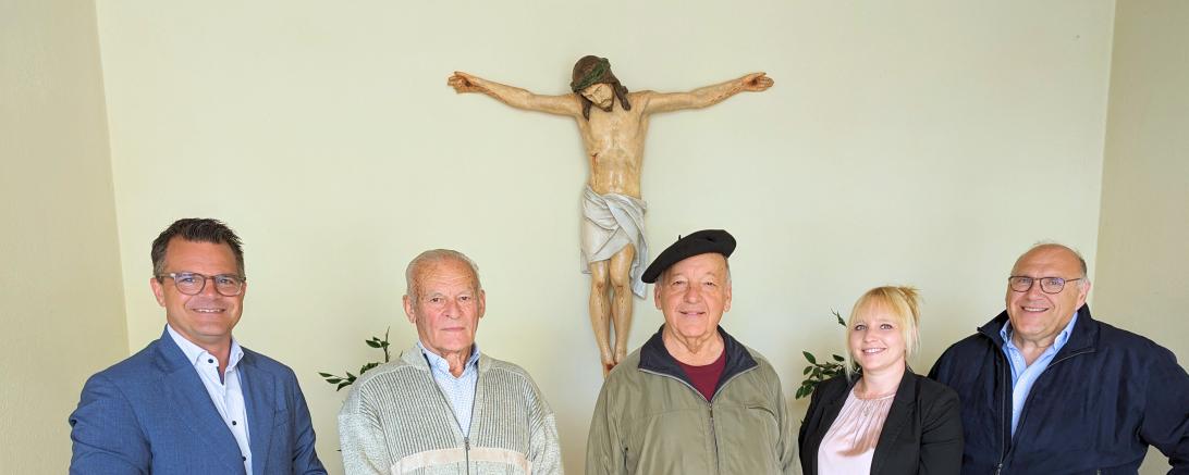 Personen von links nach rechts: Oberbürgermeister Jürgen Sorré, Anton Gerstmeier, Günther Rieß, Friedhofsleiterin Julia Ordemann, Dekan Robert Neuner