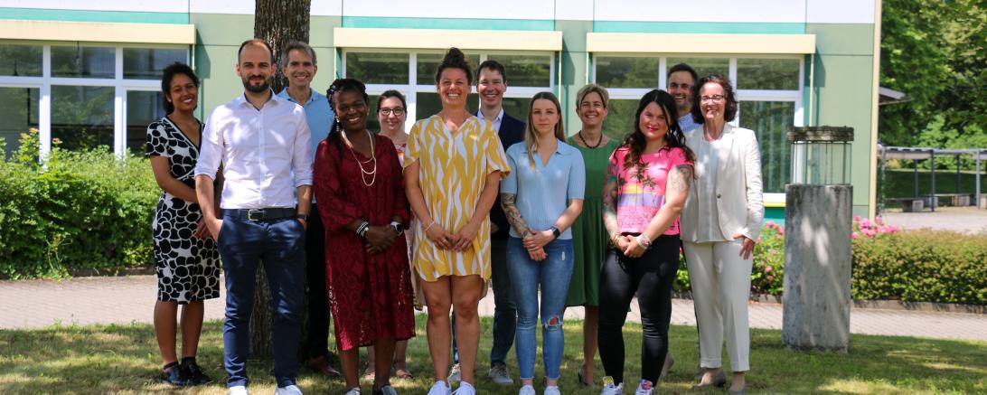 Die Absolventinnen und Absolventen des Lehrgangs 22 nach der Zeugnisverleihung zusammen mit Lehrkräften, der Schulleiterin der Hans-Leipelt-Schule Anja Heßlinger und Kolleggruppenleiterin Martina Wenzel.