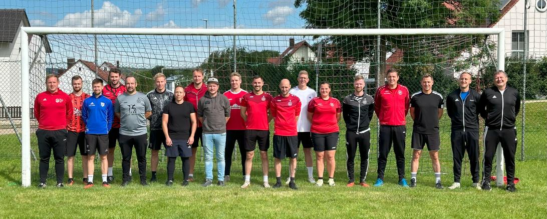 V.l.n.r.: Manuel Czesch (FSV Buchdorf/Daiting), Maximilian Mayr, Philipp Stephan, Michael Bauer, Stefan Striegl, Felix Zastrow (alle FC Marxheim/Gansheim), Daniel Obermüller (SG Feldheim/Genderkingen), Jonas Freimuth, Thomas Dumberger (FSV Buchdorf/Daiting), Dominik Reichherzer (SV Sinning), Johannes Volk, Thomas Rödl, Holger Köstler, Sarah Frisch, Christian Langhammer, Josef Stuber (alle FC Marxheim/Gansheim), Gerald Steidle (FSV Buchdorf/Daiting), Philipp Ersfeld und Franz Wokon.   Es fehlen Florian Schre