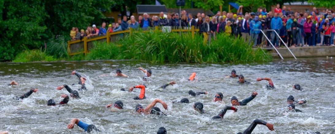Der Schwimmstart beim Oettinger Triathlon 2023.