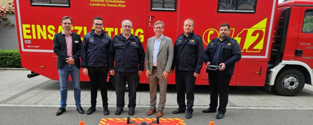 Zu sehen sind von links nach rechts: Harald Hegen (Abteilungsleiter öffentliche Sicherheit und Ordnung), Daniel Zolda (Brand- u. Katastrophenschutz), Heinz Mayr (Kreisbrandrat), Landrat Stefan Rößle, Johannes Stengel (Leiter UG-ÖEL) und Thomas Bieber (Drohnenbeauftragter UG-ÖEL).