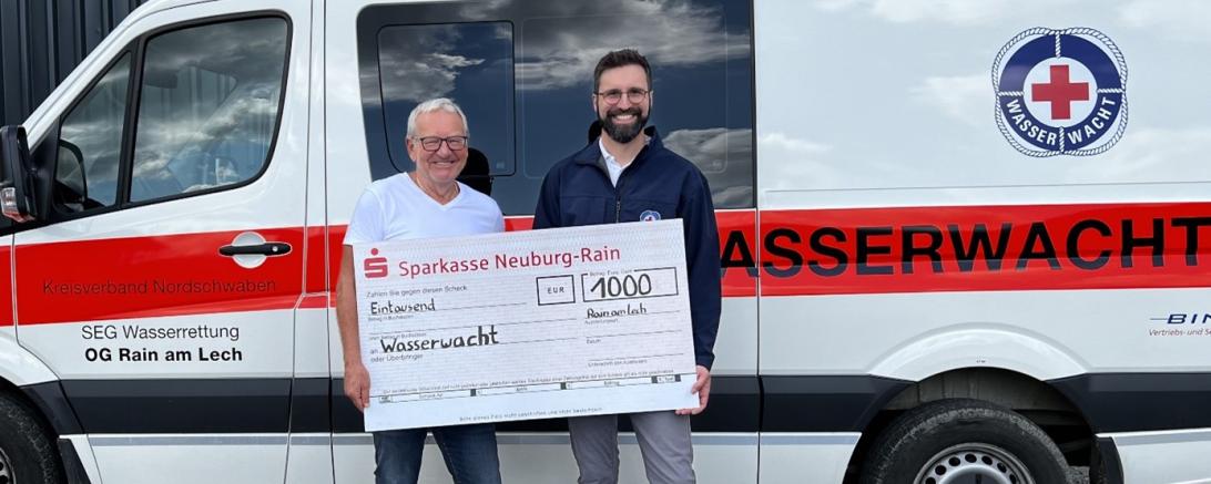 Karl-Heinz Feichtinger und Alexander Appel bei der Spendenübergabe.