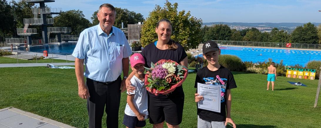 Das Bild zeigt Bürgermeister Josef Reichensberger mit Bettina Ruoßmann und ihre beiden Kinder Romy und Vincent. 