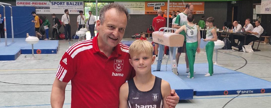 Hier sieht man Adrian Groß und Trainer Roland Grimm.