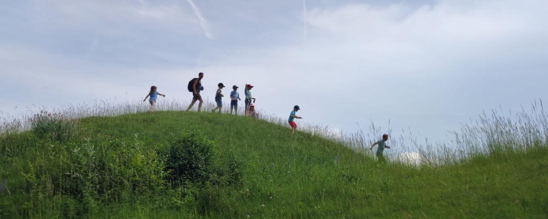 Hier sieht man die Kinder auf der Wanderung im Geotop Lindle.