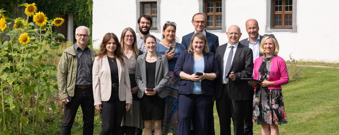 v. r. n. l. Christina Hahn (Landesstelle für die nichtstaatlichen Museen in Bayern), Martin Sailer (Bezirkstagspräsident), Dr. Ingo Krüger (Bayerische Sparkassenstiftung), Conny Zeitler (Museumleiterin MKLR), Johann Natzer (Vorstandsvorsitzender Sparkasse Donauwörth), Dr. Stefanje Weinmayr (Landesstelle für nichtstaatliche Museen in Bayern), Nadja Bühler (Teamleitung Vermittlung MKLR), Maximilian Kaiser (Mitarbeiter Sammlung und Sammlungsvermittlung MKLR) Wibke Reimer (Kultur und Heimatpflege Bezirk Schwabe