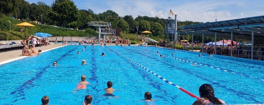 Viele Jungs und Mädels verbrachten den heißen Montag im kühlen Nass beim Badetag des Sommerferienprogramms.
